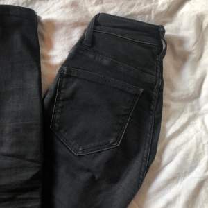 Svarta tajta jeans i storlek XS