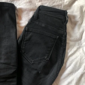 Svarta tajta jeans - Svarta tajta jeans i storlek XS