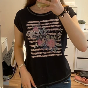 T-shirt - Jättefin t-shirt/topp som jag inte vet exakt var jag köpt💕 Den är i bra skick, och jag har bara använt den för att sova i. Lite av trycket har skavts bort, men eftersom det var lite så från början tänker man inte så mycket på det💗 