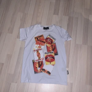 Philipp plein t-shirt - Philipp plein x playboy  t-shirt storlek m aldrig använd har ni frågor kom pm 