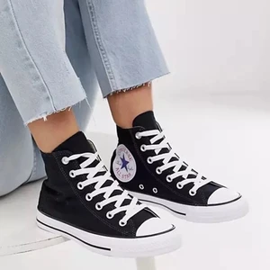 Converse - Helt nya converse endast använt 2 gånger. Säljer då dom tyvärr inte passade mig. Köpta för 800kr. Köp direkt för 400🌸