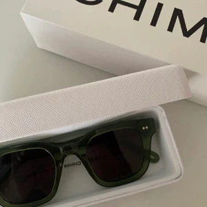 Chimis - Chimis i modellen 04 i färgen kiwi med mörkt glas❤️ denna färg finns inte att köpa längre, helt oanvända, tar emot bud å säljer om jag får ett bra bud❤️