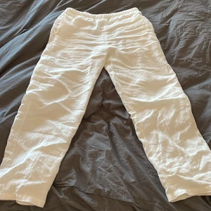 Weekday Linnen Trousers - Hej! Säljer mina vita Linnebyxor från weekday, helt slutsålda. Endast använda en gång och en tvätt. Säljer då dem är förstora för mig. Kan gå ned i pris vid snabb affär 