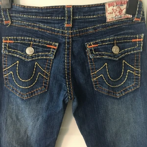TURE RELIGION Jeans  - TRUE RELIGION Jeans Lågmidjade bootcut,innerbensmått -79  Måttmidja -42. Kan mötas upp i Stockholm, skickas köparen betalar frakten.