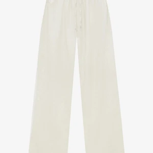 Linnebyxor  - Säljer ett par vitbeiga linnebyxor från pull&bear i storlek S.  Endast testade en gång, prislappen och allting sitter kvar. De är slutsålda. Köparen står för frakten. 