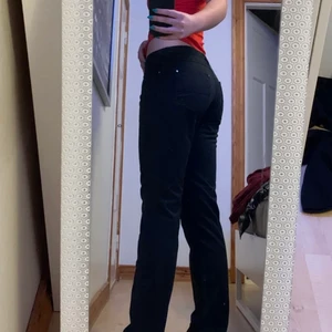 Lågmidjade jeans - Fina lågmidjade jeans. Säljer då de va förstora för mig.
