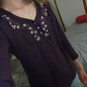 Lila blommig tröja - Jättefin lila tröja med små blommor på!Köpt second hand. Säljer då det inte riktigt är min stil. Storlek M men passar S också ♥️