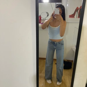 Jeans - Ett par blå jeans från monki i storlek 24. Säljer pågrund av att de är för små för mig annars har jag inte heller använt de så mycket. Ordinarie pris 499kr, köparen står för frakt.