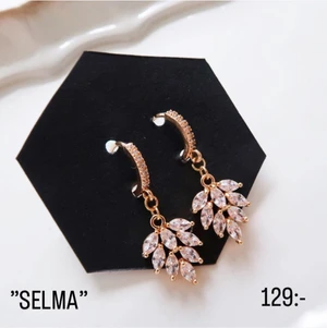 Lyxiga Örhängen smycken accessoarer  - Lyxiga örhängen i 2 olika utföranden. Handgjorda av mig!  Följ mig på instagram @rafahabyrafif  Välj mellan ”SELMA” och ”TIHAMA”