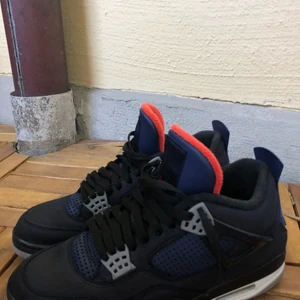 Jordan 4 winterized blue - Storlek 42.5 med box helt ok skick med några färg repor