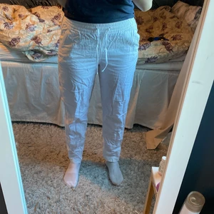 Linnebyxor  - Ett par jättefina linnebyxor. Säljer då dom sitter lite för tajt för min smak. Passar dig med stl S 