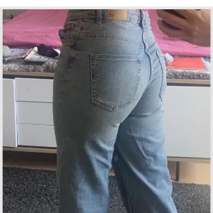 Jeans  - Jeans från lager 157 som framhäver former på ett väldigt fint sätt. Anledning till att jag säljer dom är pågrund av att dom är för korta för mig. Storlek M. Finns en liten fläck på benet knappt synbart, och använt endast fåtal gånger. Säljer för 150kr.💓
