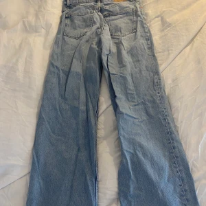 Monki jeans - Ett par skitsnygga jeans i sliten färg! Gylfen har hakats av, därför lågt pris!