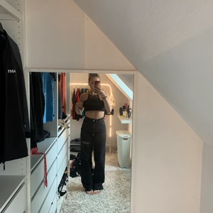Jeans  - Jeans från zara som är jättefina! Säljer pga att jag aldrig använder dem. Jag rensar hela min garderob så kika in på min profil och se om du hittar något annat du gillar! Nypris 500kr, frakt ingår ej ❤️ endast använda 2 gånger