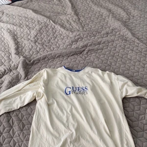 Guess tunn sweatshirt  - En beige sweatshirt som har använts ett fåtal gånger. 