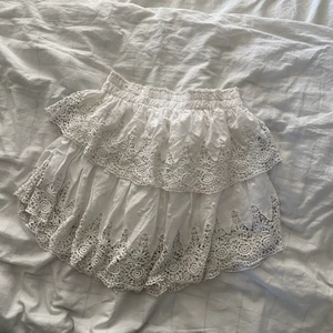 Volangkjol - Superfin volangkjol från Linn Ahlborgs kollektion med NA-KD! Stl 36 men stretchig i midjan så passar säkert 34-38 <3