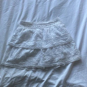 Fin sommarkjol från zara - Jag säljer den här fina och trendiga kjolen från zara i storlek 13-14 år eftersom den är lite för stor för mig:( Den är helt slutsåld i shoppen, och är i bra skick (använt typ 3 gånger)💕 Den har linne shorts under. Köptes för 299