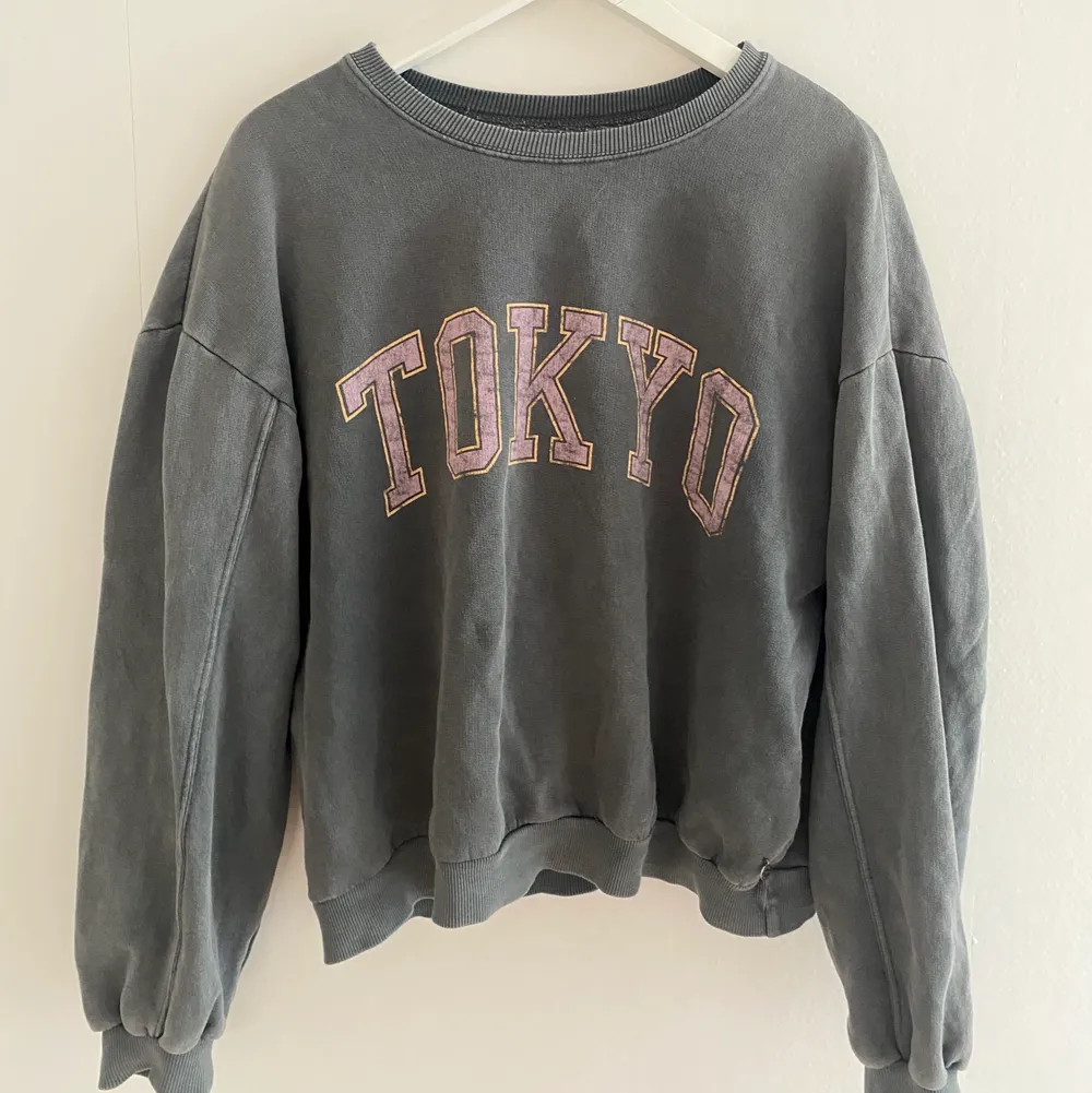 Snygg sweatshirt från pull & bear i en mörkgrå färg med text, slutsåld. Köpt för ca 300kr.. Tröjor & Koftor.