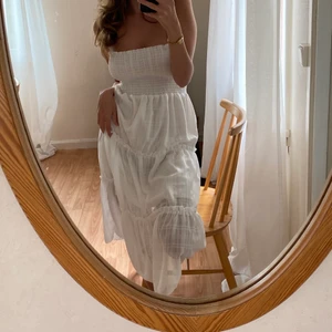 Supersöt sommarklänning  - Söt sommarklänning i storlek S, inte genomskinlig alls och har flera lager 