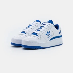 Adidas originals FORUM BOLD white/tema royal blue - Endast använda ett fåtal gånger, dom är i fint skick :) 