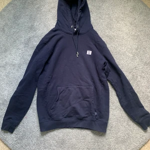 Huvtröja från Les deux storlek S - Huvtröja från Les deux i storlek S, ganska väl använd men finns inga tydliga tecken. Ordinarie pris 999kr