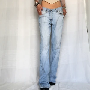 Jeans - De mest perfekta lågmidjade jeansen⭐️tredje bilden visar stygn jag gjort på dem vid låret. Fraktar för 66kr spårbart eller möts i Fridhemsplan 📍 