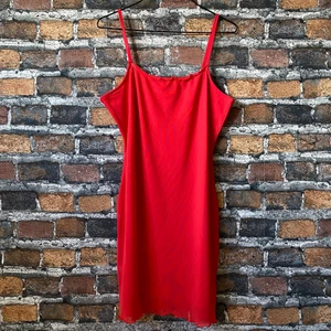 Rött nattlinne - Ett rött nattlinne i fint skick. Köpt från H&M. För mått var god kontakta mig. Frakt sker via PostNord spårbart 51 kr 💫