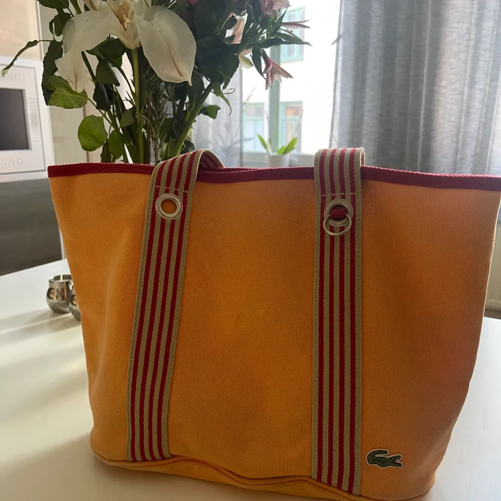 Vintage Lacoste beach bag, kör budgivning! Buda i kommentarerna eller skriv privat!. Väskor.