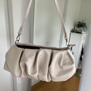 Axelväska - Säljer denna jättefina väskan från shein! Säljer för 30+frakt!💕💕 Hör av er om ni har frågor!