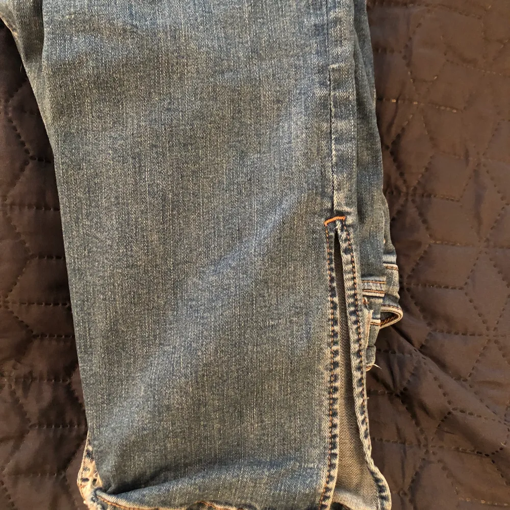 Säljer ett par mörkblåa jeans från zara, high/mid wasted med slits längst ner vid foten. Är långa på mig (165-170), framhäver former. ❤️kan mötas i Stockholm . Jeans & Byxor.