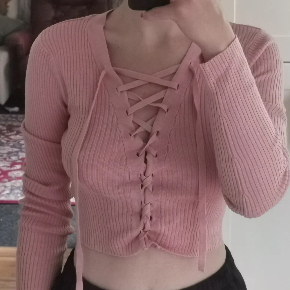 Det är en rosa långärmad top från H&M som har en skönt och varmt tyg förmodligen för vintern. Det är ganska kort och tight men väldigt fin och sexy :) . Toppar.