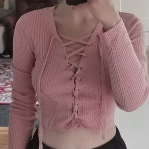 Långärmad rosa top - h&m - Det är en rosa långärmad top från H&M som har en skönt och varmt tyg förmodligen för vintern. Det är ganska kort och tight men väldigt fin och sexy :) 