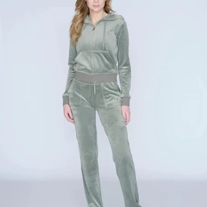 JUCIY BYXOR - (INTRESSEKOLL) Jag gör ett intressekoll på mina as snygga juciy couture byxor i chinos green💕 buda i kommentarerna🤍