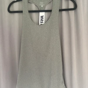 Nike träningslinne  - Grått träningslinne med tryck ”just do it” på ryggen💕 använt få gånger, bra skick!