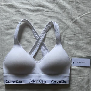 Calvin Klein Bh - Säljer min vita Calvin Klein bh! Helt oanvänd och prislappen sitter kvar. Köparen står för frakt🥰