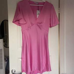 Superfin oanvänd rosa volang klänning från stradivarius med prislappen på! Köpt på ASOS för drygt en månad sen. Storlek M men väldigt liten i storleken, passar mig som vanligtvis är en XS-S! Tveka inte på att höra av er! 💘💘
