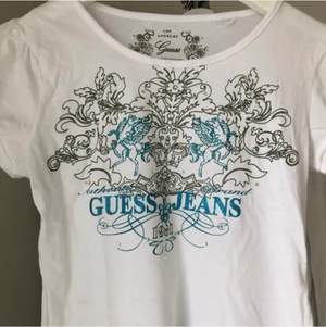 T-shirt från Guess Jeans i storlek xs💙 tryck med rhinestones på vissa ställen 