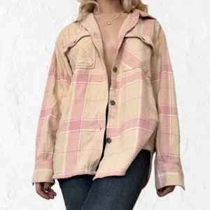 mysig rosa skjorta - kofta från Gina Tricot som jag aldrig använder. väldigt söt, mjukt och tjockt material!🤍