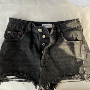 Svarta shorts - Säljer dessa svarta midrise jeans shorts från zara då de tyvärr är för stora😩💞