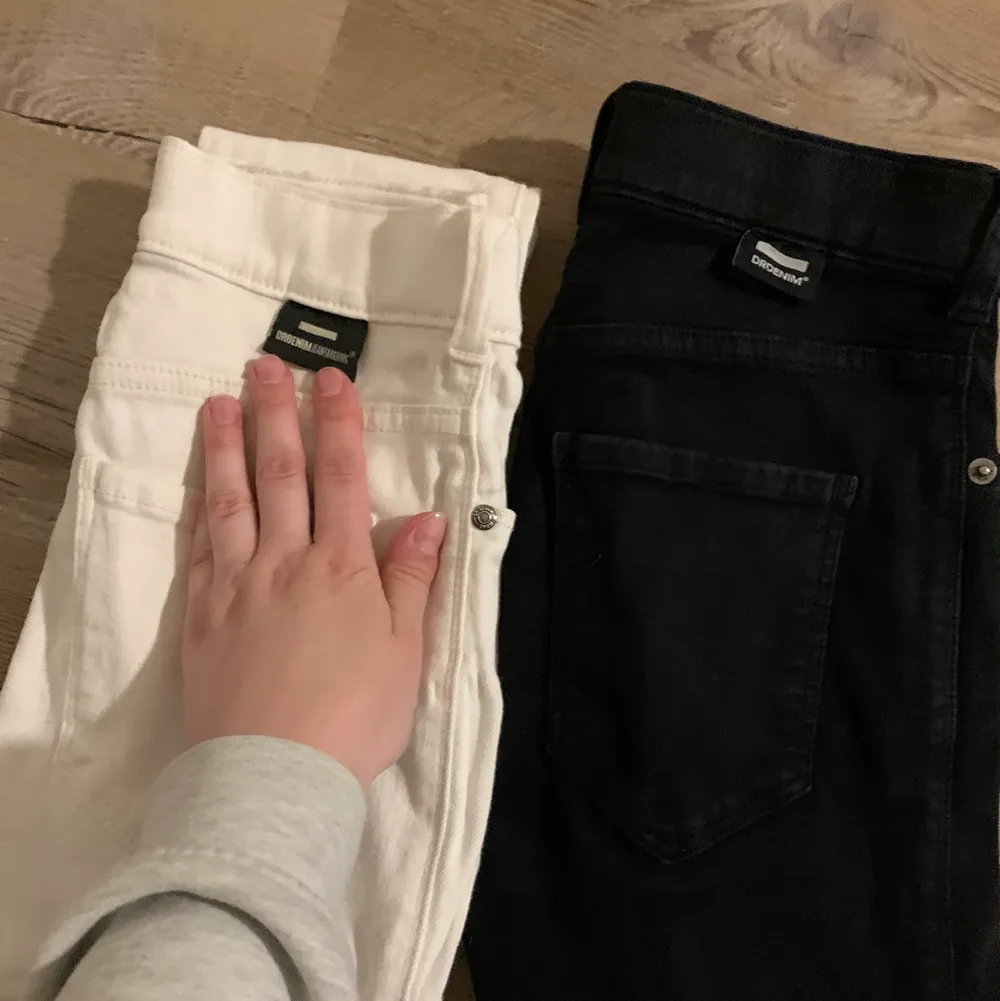 Dr denim jeans höga använda 1 gång stl xs strechiga super fina . Vita modell Lexy 🌸 SVARTA ÄR SÅLDA. Jeans & Byxor.