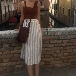 Linnekjol  - Perfekt sommarkjol. Använd en handfull gånger bara. Något genomskinlig så mörka trosor syns igenom men inte mer än så. Är en storlek 38 men tycker den är något liten, så snarare liten m eller stor s. 