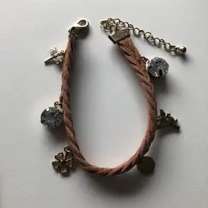 Ett fint flätat armband med olika berlocker, super gullligt och stilrent🤎! Säljer då den inte kommer till användning.(frakt med frimärke ligger på 14kr, billigare frakt)!