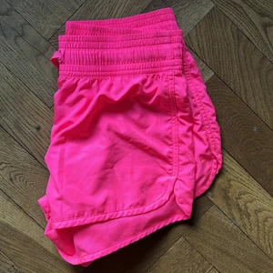 Rosa träningsshorts  - Ett par rosa träningsshorts i strl 36 från H&M. Använda få gånger men är lite för små för mig som är en S/M! Super fint skick 💗