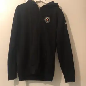 En Pokerstars hoodie i bra skick, säljer pga den kommer inte till användning längre, prisen är 200kr och gratis frakt💗