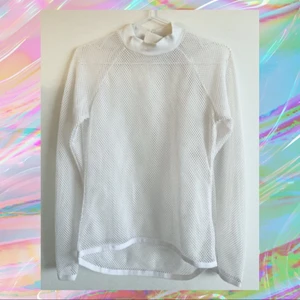 🤍 vit nättröja från Puma! S/38 - Ännu en nättopp som kan vara ett viktigt basplagg i garderoben. Toppen har halvpolo och har knappar i nacken. Märket Puma, se lappen för tydligare storlek. Långärmad och vit! Frakt tillkommer, jag samfraktar gärna och jag ansvarar inte för postens slarv!