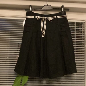 söt pleated kjol - jättefin knälång kjol från esprit! inga defekter :) ett fint bandsitter i bälteshållarna :)