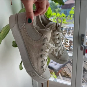 UGG sneakers strl 36 - jätte söta UGG sneakers, lite fodrade men endast i kanten och på tungan. perfekta höst skor men tänker att jag lägger ut dem nu endå. nästintill oanvända💕