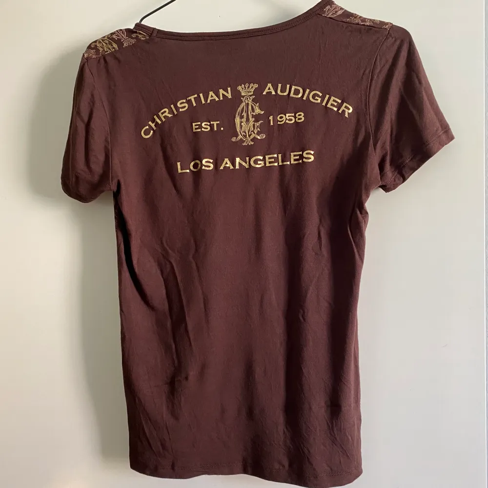 Säljer denna bruna Christian Audigier t-shirt. 🤎Fint skick. Storlek L. Skulle säga att den är en liten L/ en medium. Tar swish och postar spårbart.😊 . Toppar.