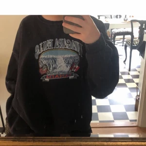 Sweatshirt från brandy Melville  - Säljer denna jättefina sweatshirt från brandy Melville i storlek S. Den är i bra skick. Säljer för 150kr + 50kr frakt 💖