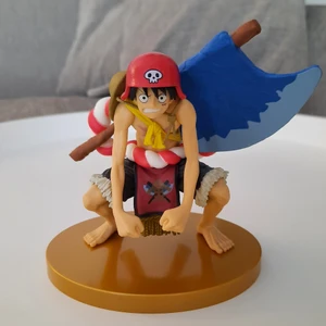 One Piece Figur - Monkey D Luffy figur av Banpresto (figure colosseum champion 2015). Har mest stått på hyllan och samlat damm. Den kommer i 5 delar, platta, ben, midjeband, torso och yxa som man bygger ihop, ikl. låda, fråga efter bilder i DM. Kan hämtas i Stockholm :)